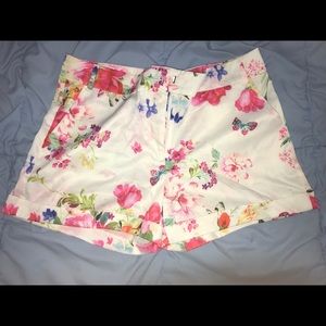 NWT - floral garden print shorts - SIZE MEDIUM